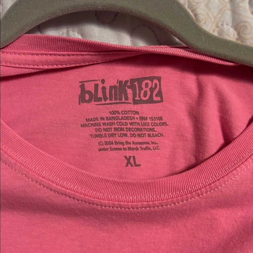 Blink 182 Size XL Pink T-Shirt - Picture 2 of 2